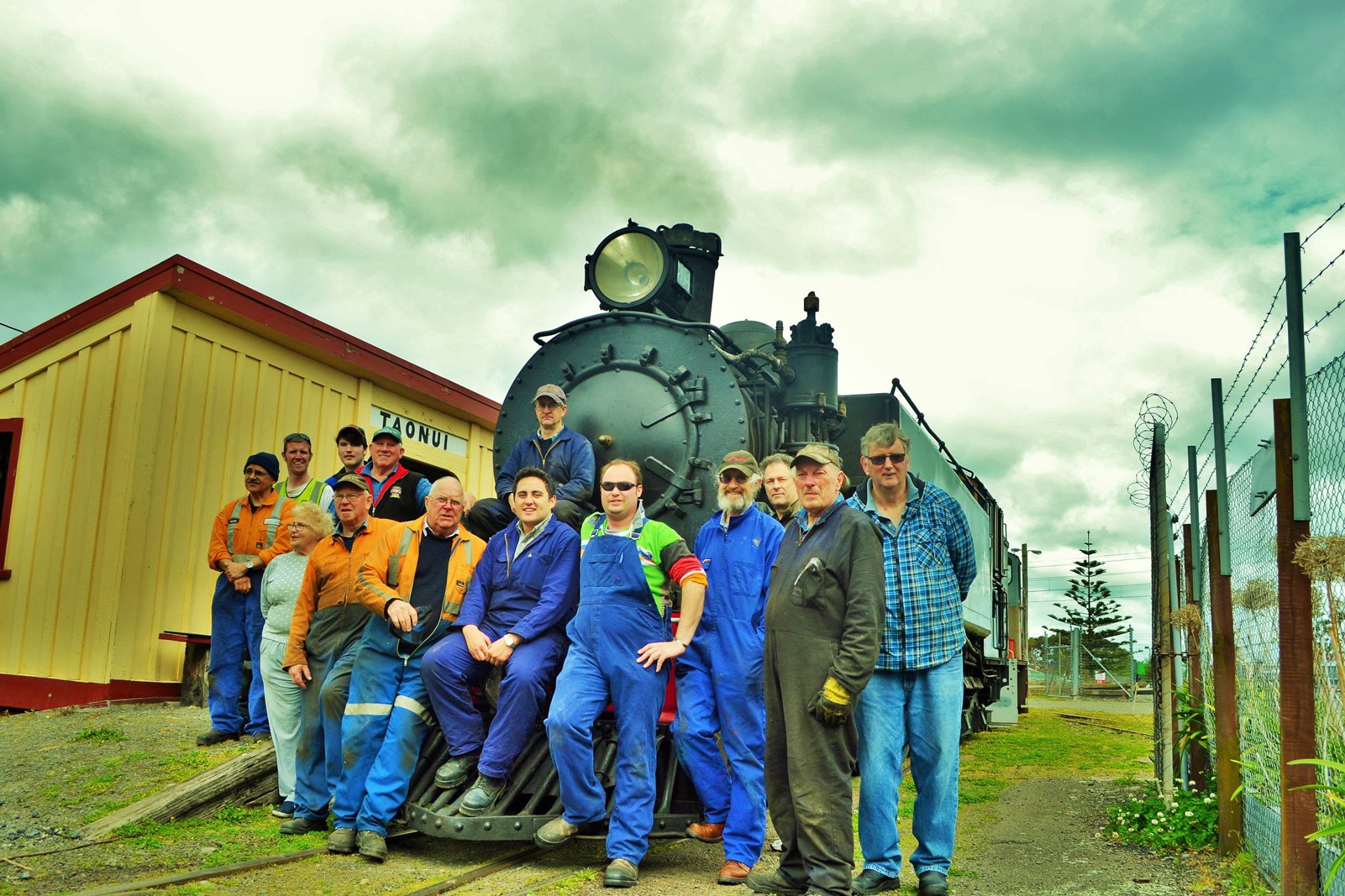 Wab 794 with the younger members clean the loco, Photo by Stuart A
